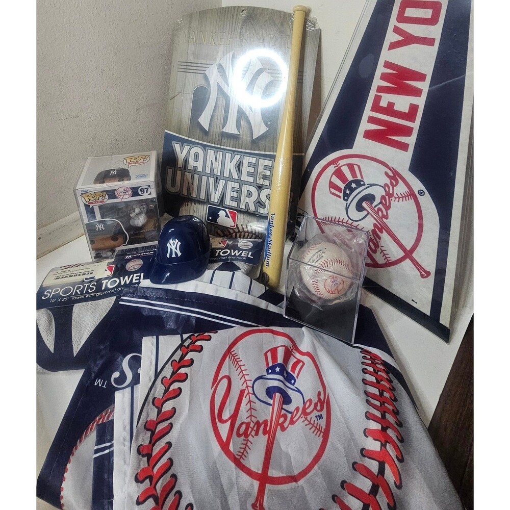 Lot 9 New York Yankees Collectible Aaron Judge Funko POP! MLB #97 Figure Ball